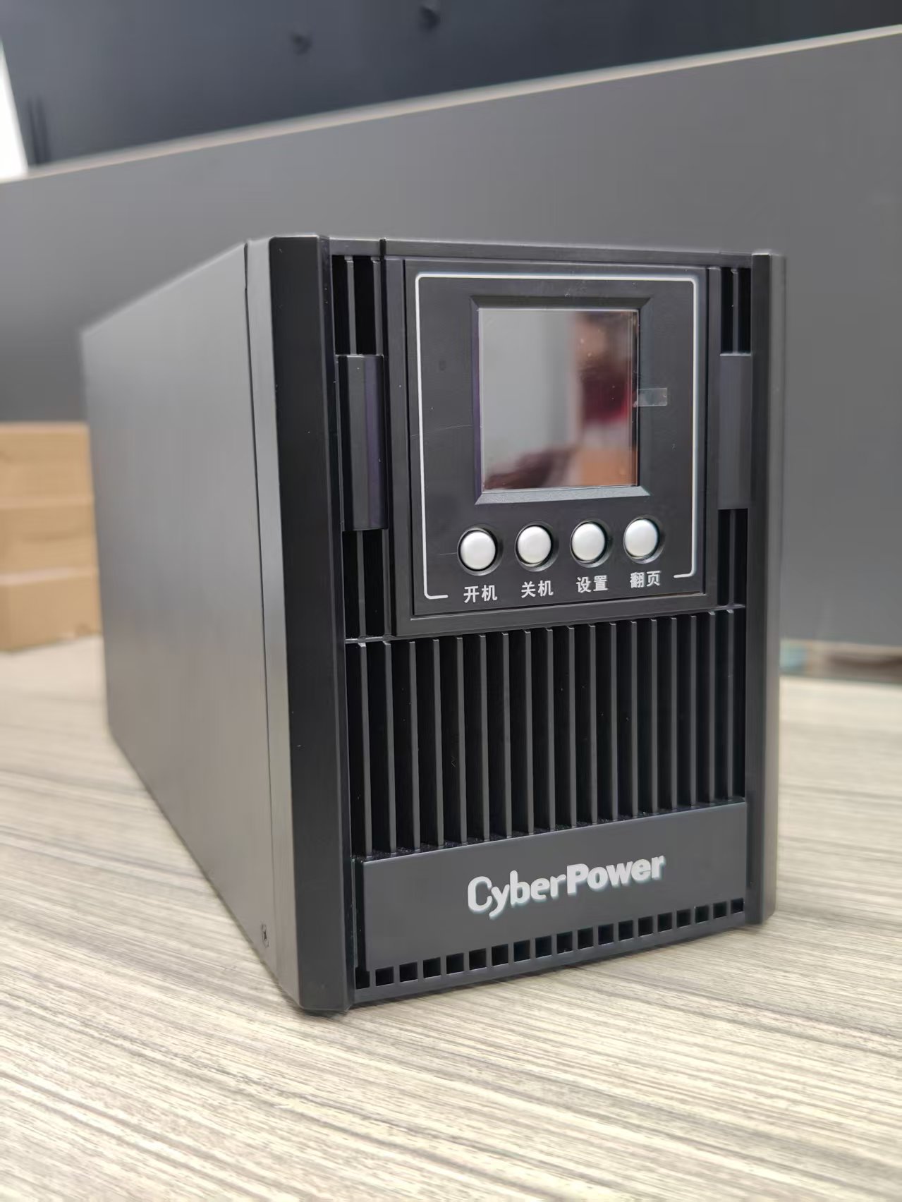 硕天 CyberPower OLS 系列在线式 UPS(实拍,带 LCD 显示)